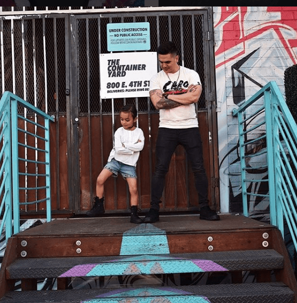 Como muchos lo saben, Régulo Caro tiene su propia marca de ropa y gorras, y qué mejor modelo que su propia hija para mostrar sus diseños.