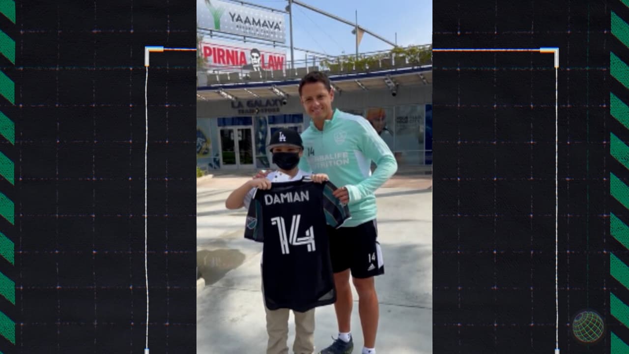 Chicharito cumple sueño de pequeño fan con leucemia de LA Galaxy