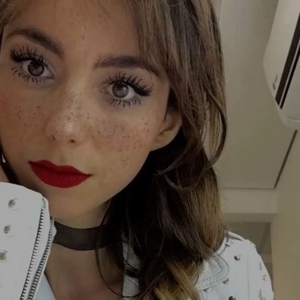 Las pecas orquestan una singular belleza que gusta y mucho.