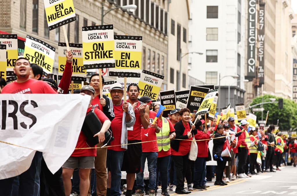 Cocineros, asistentes de habitaciones, lavavajillas, camareros, botones y agentes de recepción, entre otros puestos en la industria hotelera, están representados por el mismo sindicato Unite Here Local 11.