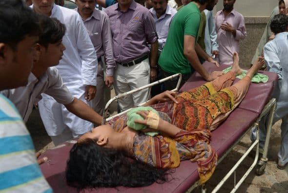 Otra víctima de golpe de calor es llevada al hospital en Karachi.