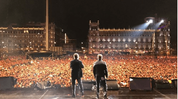 Ellos hicieron vibrar la Plaza de la Constitución interpretando temas como 'Bella Señora', 'La Chica de humo', 'Bella'. Además, Mijares dedicó el tema 'Uno entre mil' el cual consideró "se presta mucho a toda esta situación que hemos vivido. Es una canción que habla de ese espíritu de superación, de ayuda, de llegar adelante, de saltar metas". Por su parte, Emmanuel hizo lo propio con el tema 'Sentirme vivo'.