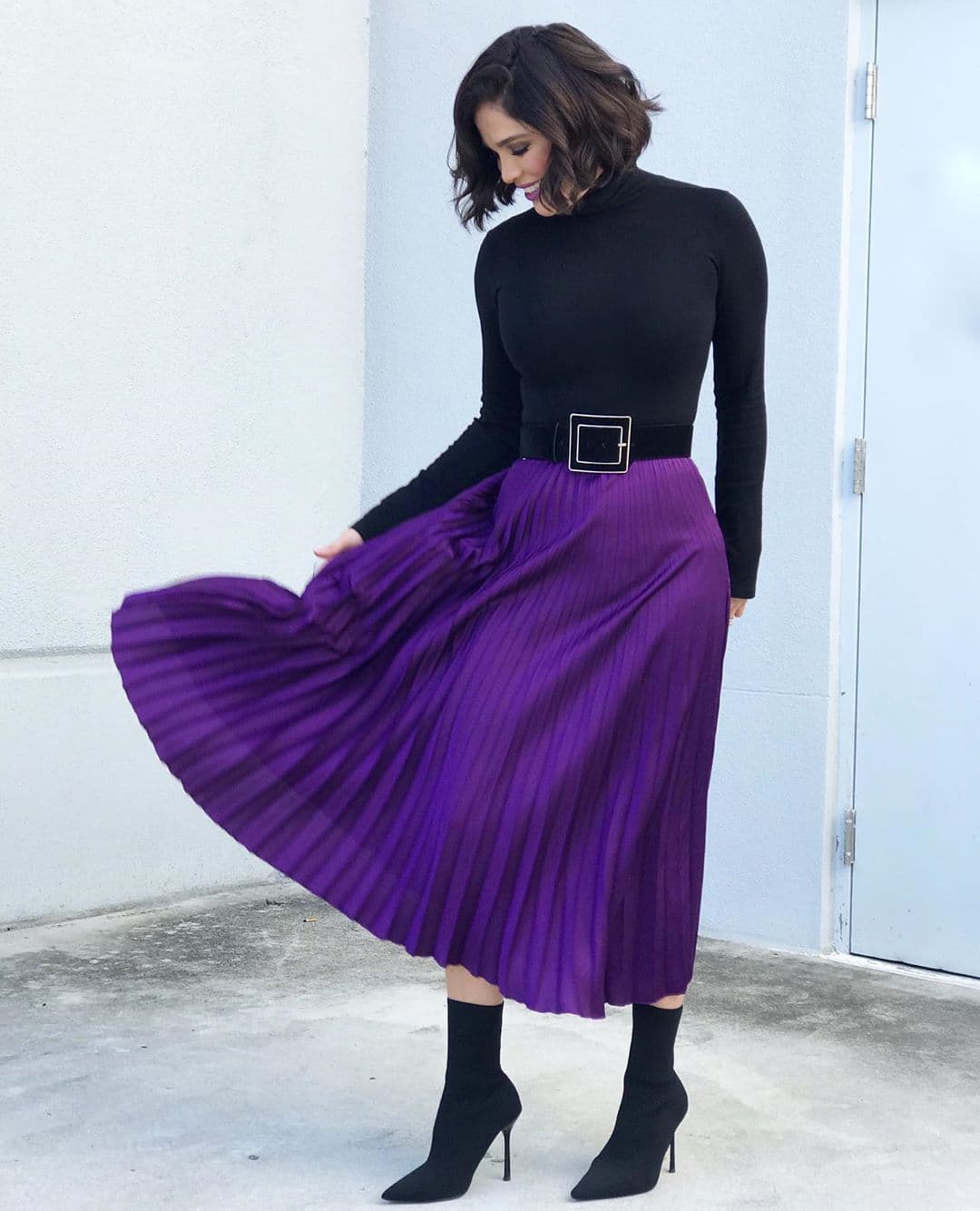 Las botas estilo calcetín las vimos desde el 2019 y siguen vigentes. Mira la hermosa combinación de prendas que hizo la conductora de 43 años.