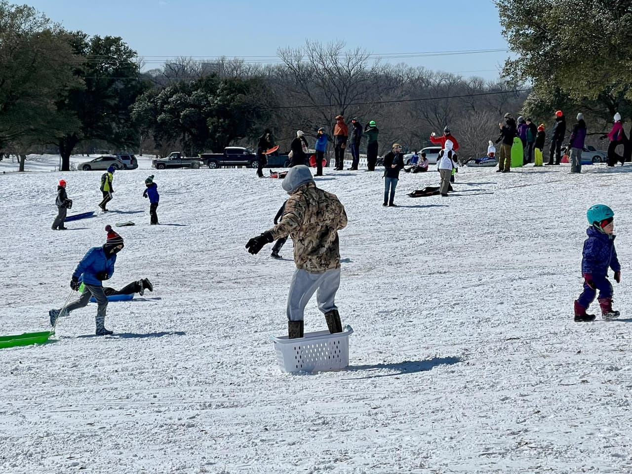 Utilizando canastos de lavandería los niños se divertían deslizándose en la nieve.
<br>