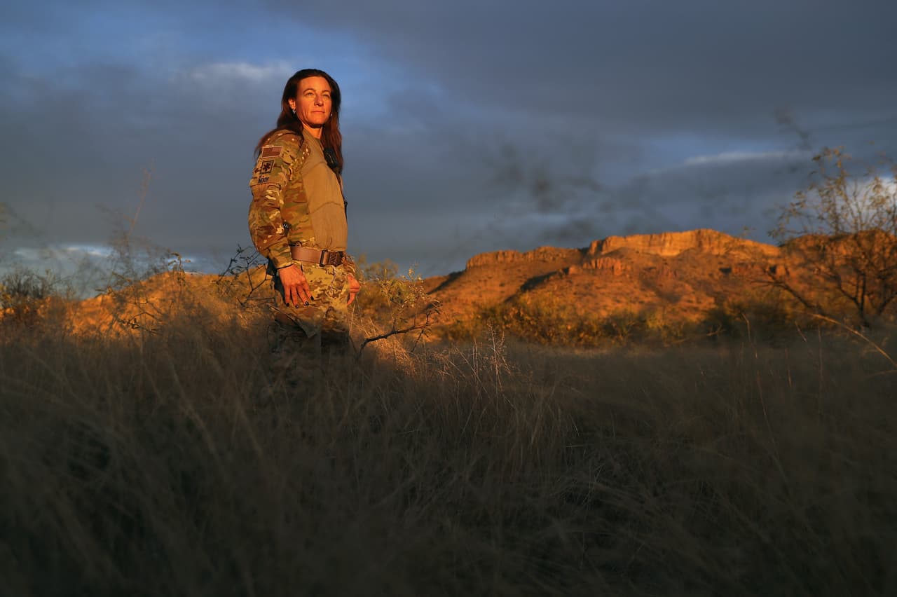 Kat Nooy, de 39 años, miembro del grupo paramilitar Arizona Border Recon.