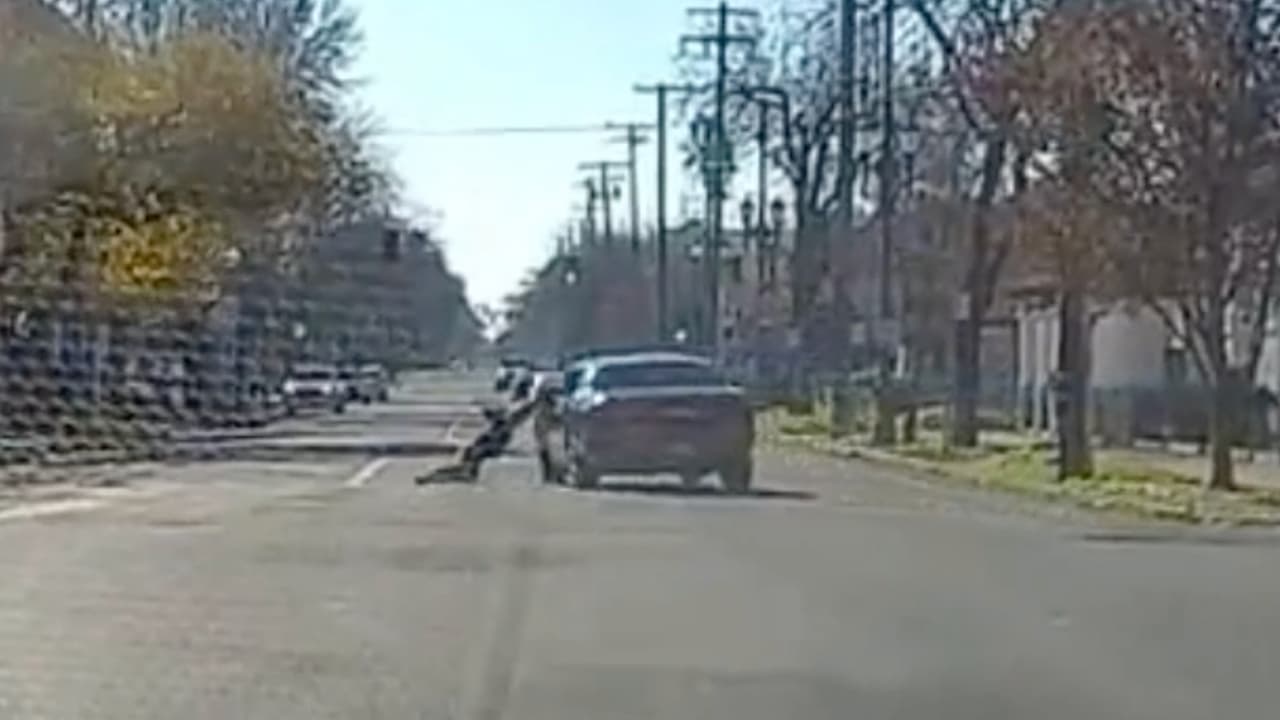 Video muestra a una mujer colgada de un auto en movimiento y siendo arrastrada