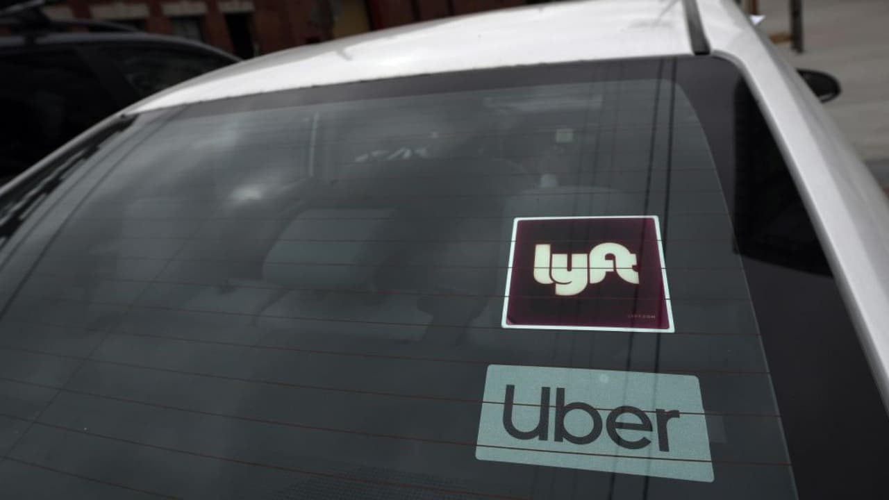 Conductores de Uber y Lyft, entre los más afectados por los precios de la gasolina; el galón de combustible llegó a $4,35