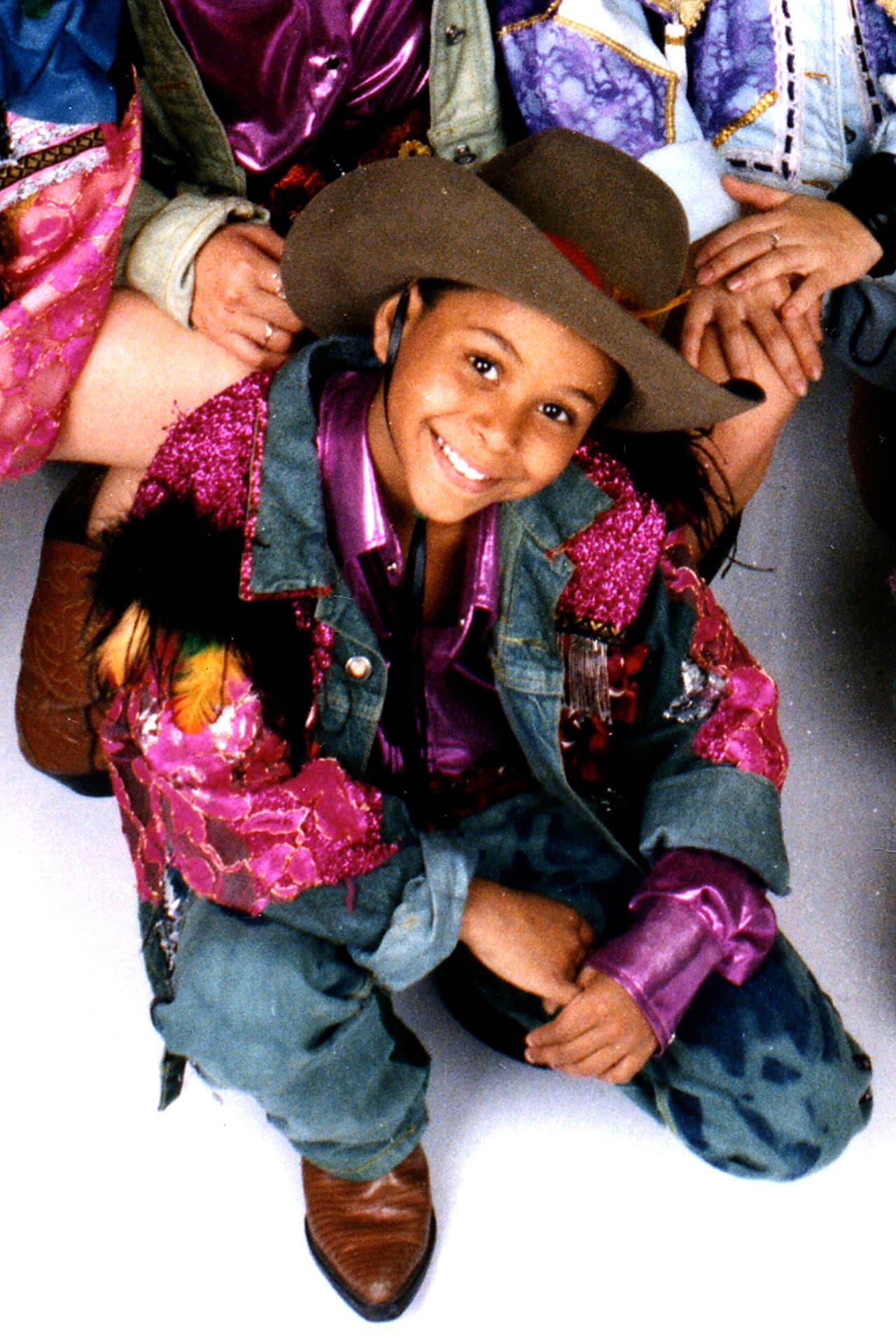 El cantante nació en 1982, hijo del jazzista Pablo Poly Marichal, inició su carrera artística a muy temprana edad en programas como 'Chiquilladas'. A los 11 años se unió a la banda infantil Onda Vaselina.