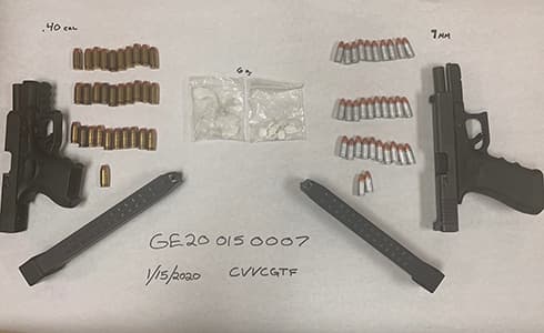 Estos fueron los elementos encontrados dentro del vehículo.