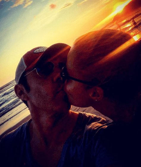 Adrián Uribe y Thuany Martins en la playa.