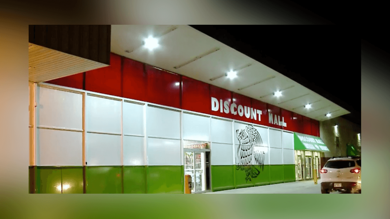 ¿Por qué el Discount Mall es tan simbólico en La Villita? Vendedores y compradores lo explican