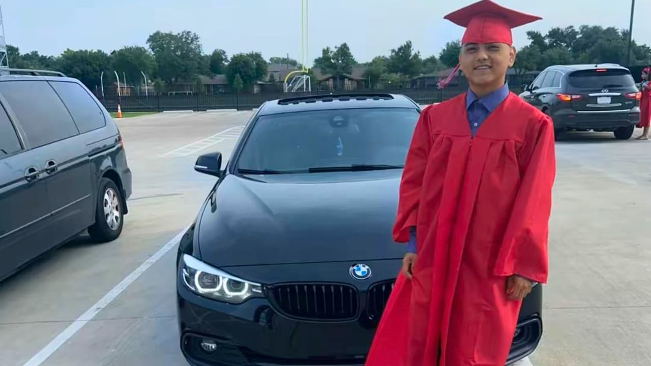 Daniel posaba orgulloso junto al carro que compró con sus ahorros, el día en que celebraba su graduación.