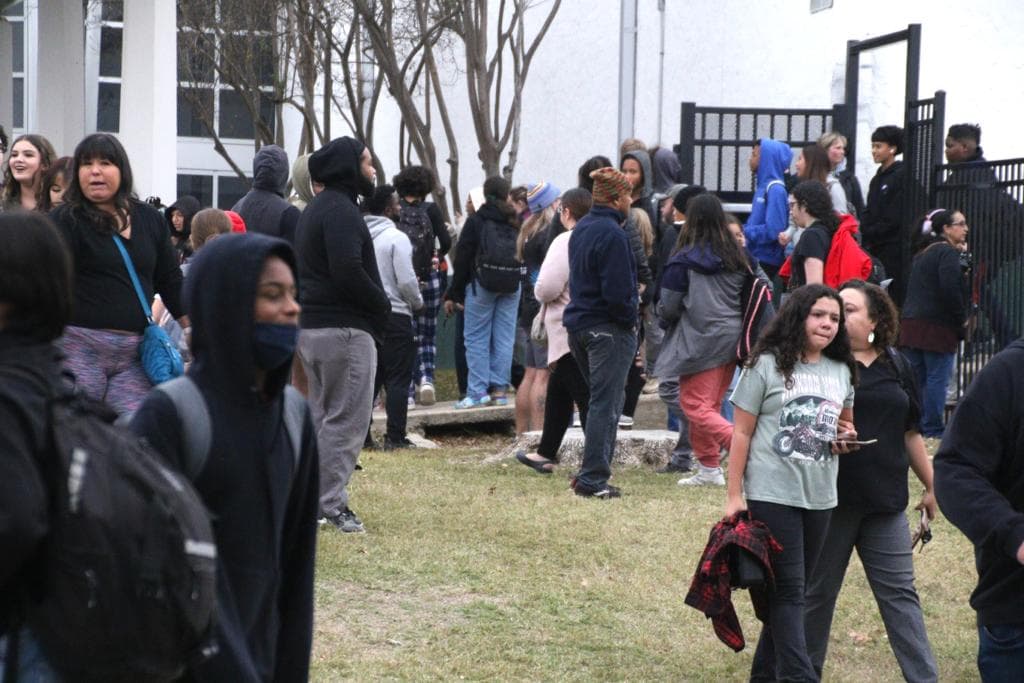 Y es que en otro reporte, la policía fue avisada de tiros dentro o cerca de la escuela. 
<br>