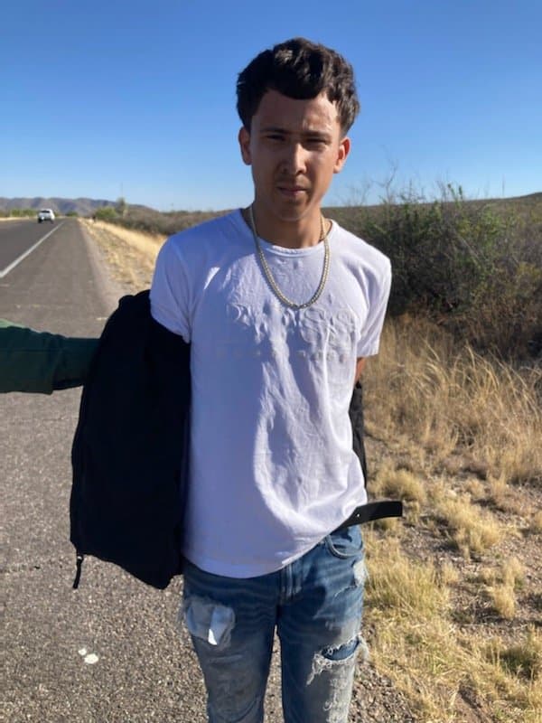 El conductor y el pasajero, ciudadanos estadounidenses, residentes de Phoenix, fueron detenidos transportando a cinco inmigrantes indocumentados, incluida una niña de tres años. El Departamento de Seguridad Pública de Arizona lleva a cabo la investigación.