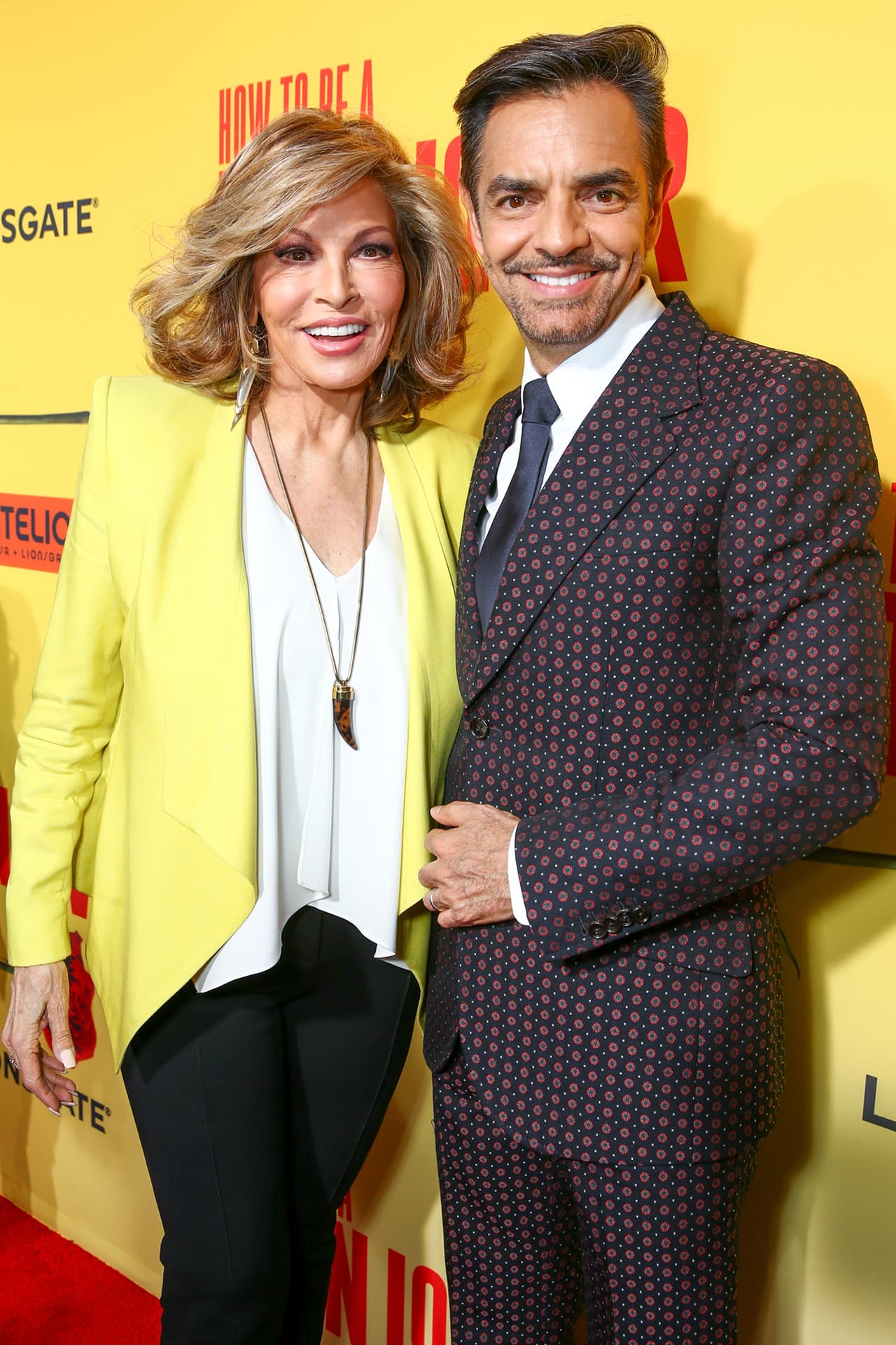 Raquel Welch y Eugenio Derbez en la premiere de 'How To Be A Latin Lover' llevada a cabo el 26 de abril de 2017 en Los Angeles, California.