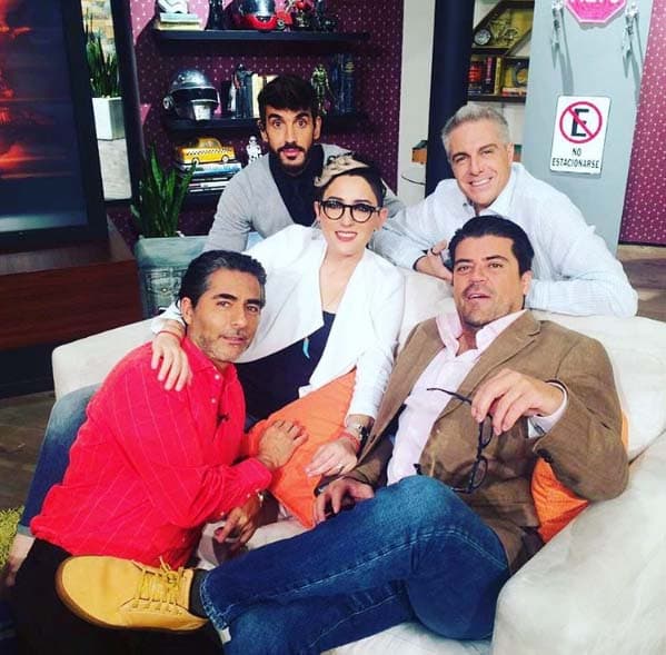 Maca rodeada de los guapos de Hoy.