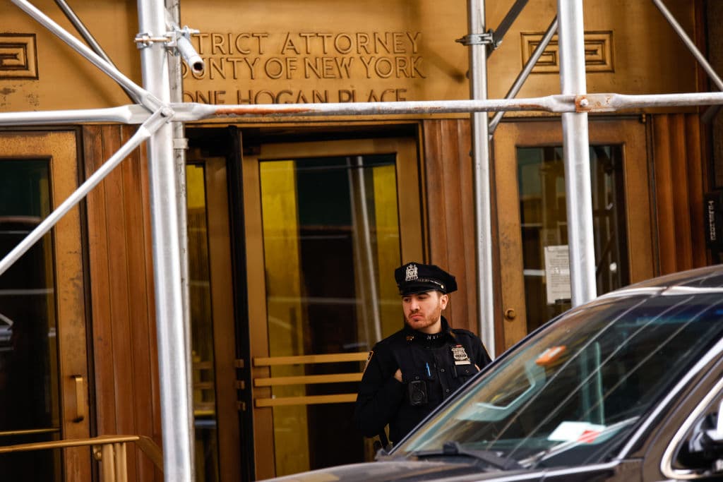 Un oficial monta una guardia en el acceso de la oficina del fiscal de Manhattan.