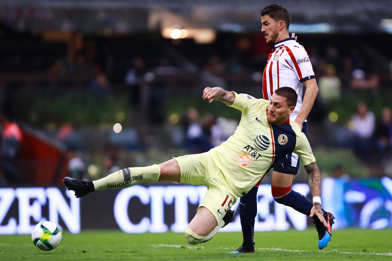 El chileno Nicolás Castillo en las primeras llegadas del América, luego de que pasaran los minutos iniciales y los Azulcremas tomaran mejor ritmo de partido.