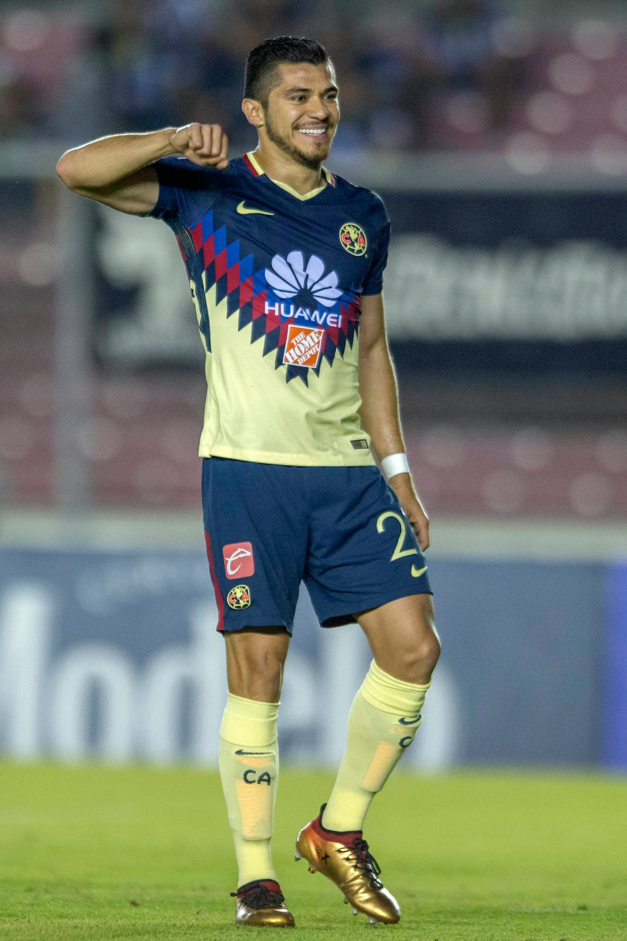 Para empeorar el panorama para el Tauro, Henry Martín abrió el marcador al minuto 6 aprovechando un error en salida.