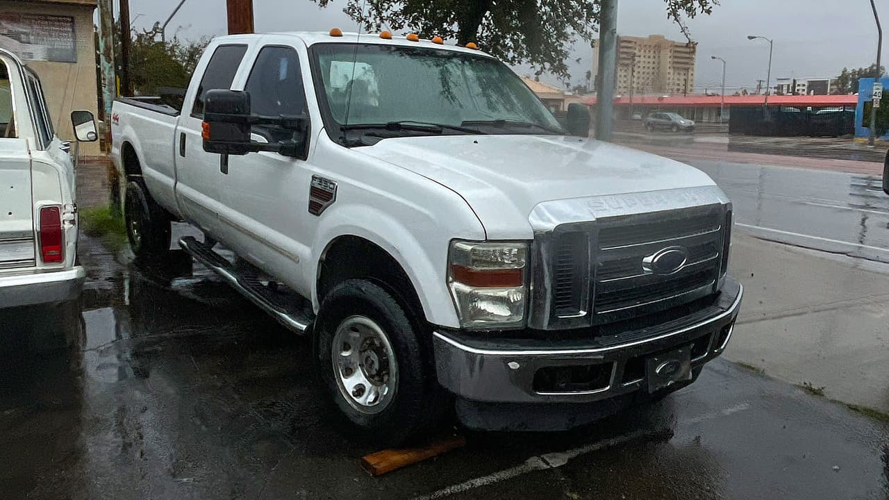 El propietario del lugar, identificado como 
<b>Eddie Meadows, de 45 años, </b>fue ingresado en la cárcel del condado de Maricopa por múltiples cargos, entre ellos robo de medios de transporte, posesión de un arma por parte de un poseedor prohibido y posesión de una droga peligrosa.