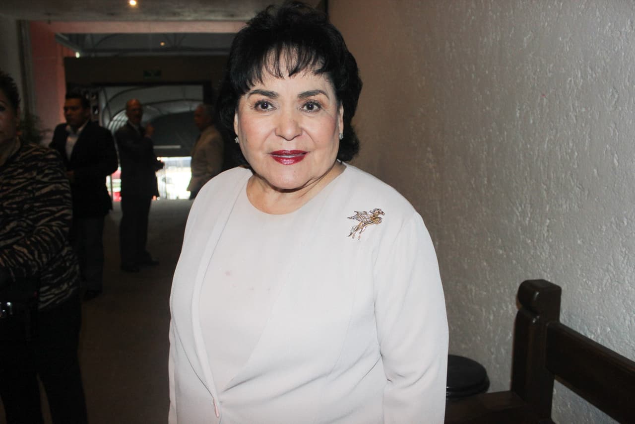 <b>Carmen Salinas</b> 
<a href="https://www.univision.com/famosos/muere-carmen-salinas">murió a los 82 años</a> el 9 de diciembre de 2021, luego de permanecer internada desde el 10 de noviembre debido a un derrame cerebral. La también productora trabajó en un sinfín de proyectos como ‘María la del barrio’, ‘Nosotros los guapos’ y hasta la producción de Hollywood ‘Man on Fire’.