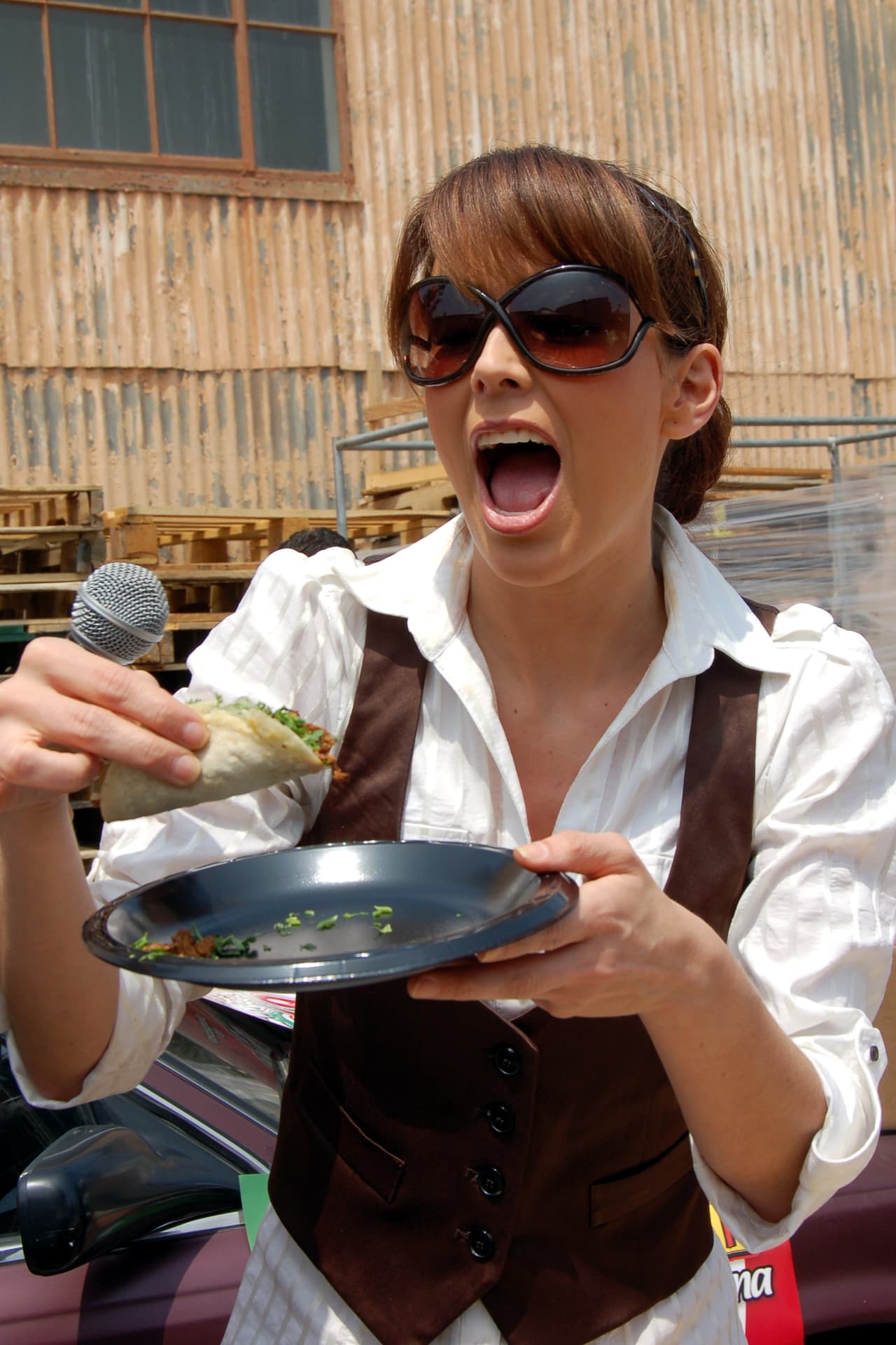 Abriendo la boca bien grandota.