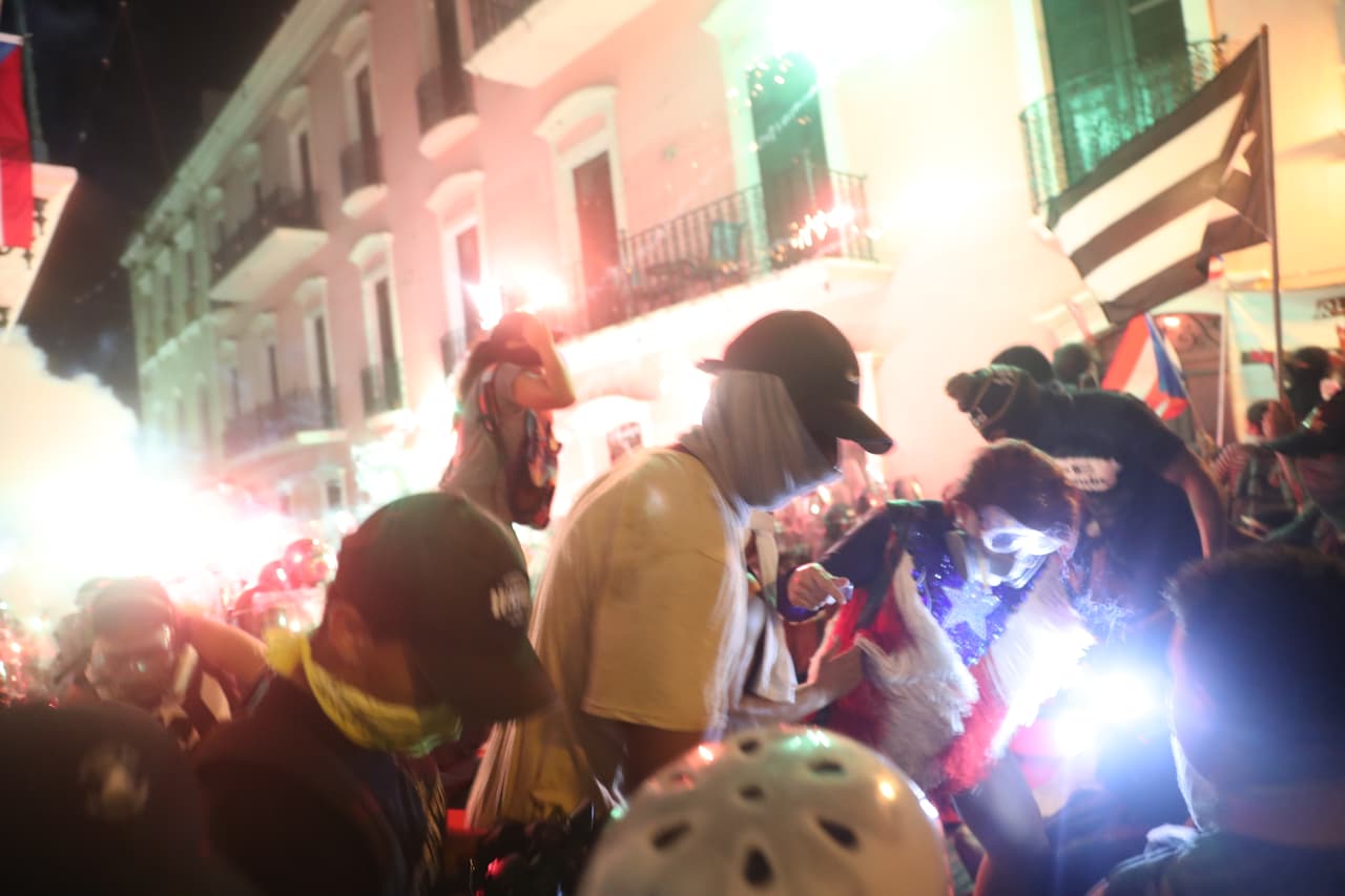 Manifestantes protestando en las calles del Viejo San Juan.