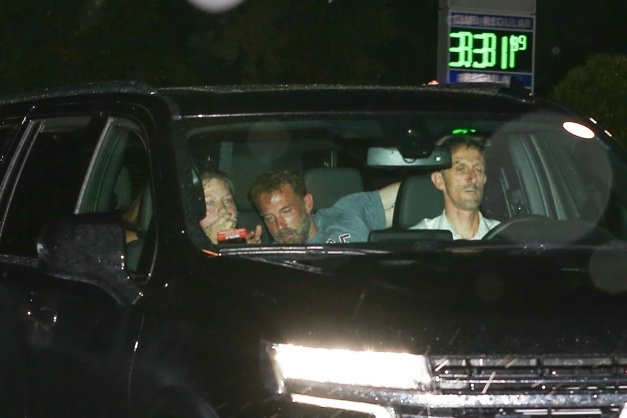 En las imágenes se le nota con los ojos parcialmente cerrados, signo de un posible agotamiento.