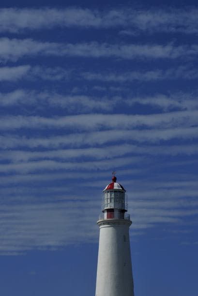 El faro más al oeste de la costa uruguaya está en la Isla de Farallón, frente a la bahía de Colonia (180 kilómetros al oeste de Montevideo).