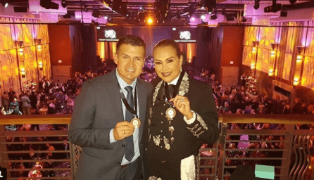 Elegantemente vestidos, Joel Lizárraga y Aida Cuevas mostraron orgullosos la medalla que la Academia les entregó por estar nominados.