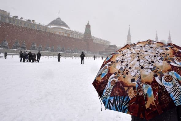 Una gran tormenta dejó caer en las calles de la capital rusa. La nevada dejó hasta 25 centímetros de nieve.