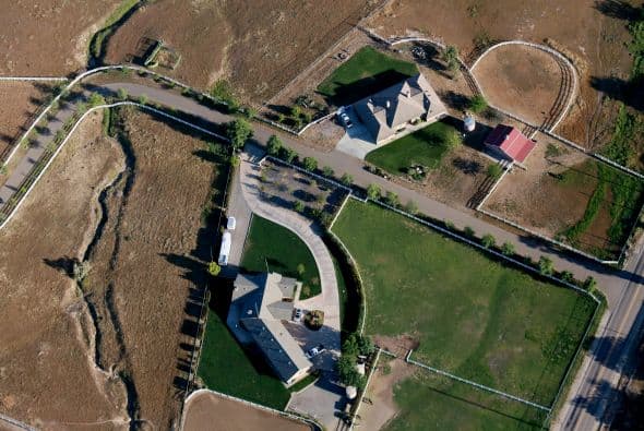 Aspecto de una casa en Ramona  a principios de abril, rodeada de un paisaje yermo debido a la sequía. 