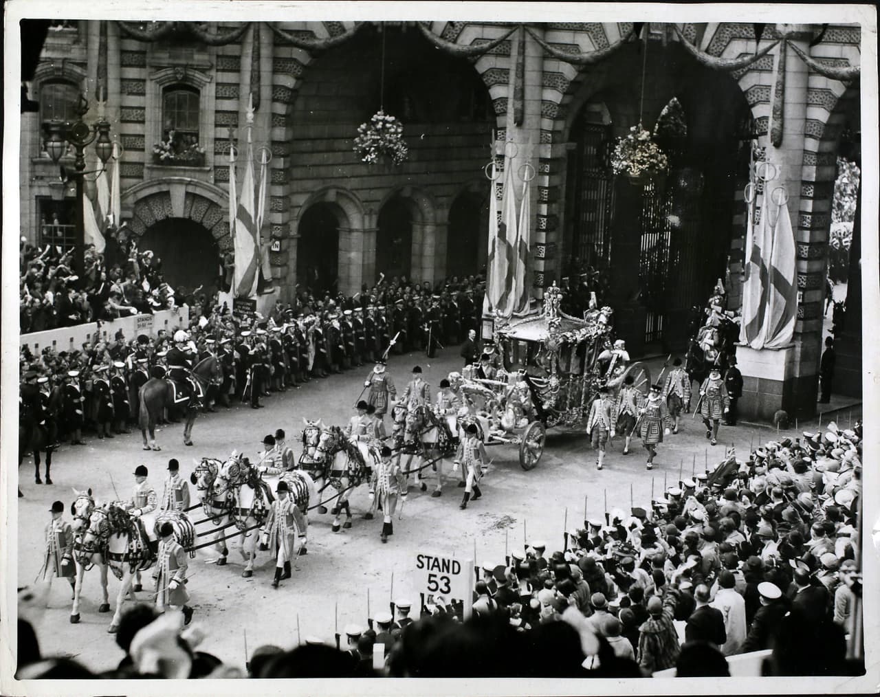 Los funerales del rey Jorge se realizaron el 15 de febrero de 1952. Además del homenaje que recibió en el salón Westminster, el cuerpo del monarca permaneció en la capilla ardiente durante tres días. Fue enterrado en el Castillo de Windsor.