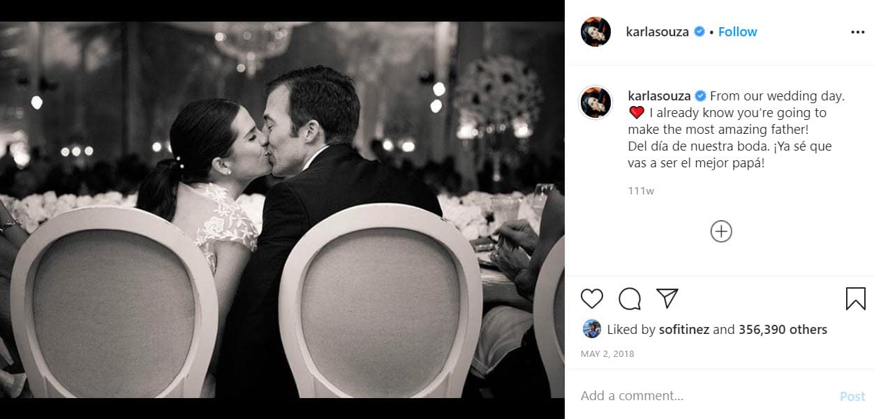 <b>En</b> 
<b>2014 la pareja <a href="https://www.univision.com/entretenimiento/karla-souza-presume-su-primera-foto-junto-a-su-esposo-e-hija-con-anillo-incluido">se casó en una ceremonia privada</a></b> realizada en la Hacienda Vista Hermosa, en Tequesquitengo, México.
<br>