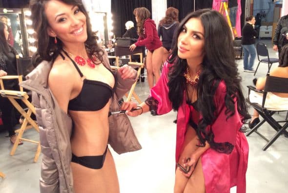 Seguro muchos caballeros hubieran deseado ser brochas. Miren nada más cómo estas chicas maquillaron sus cuerpos para lucir aún más lindas.