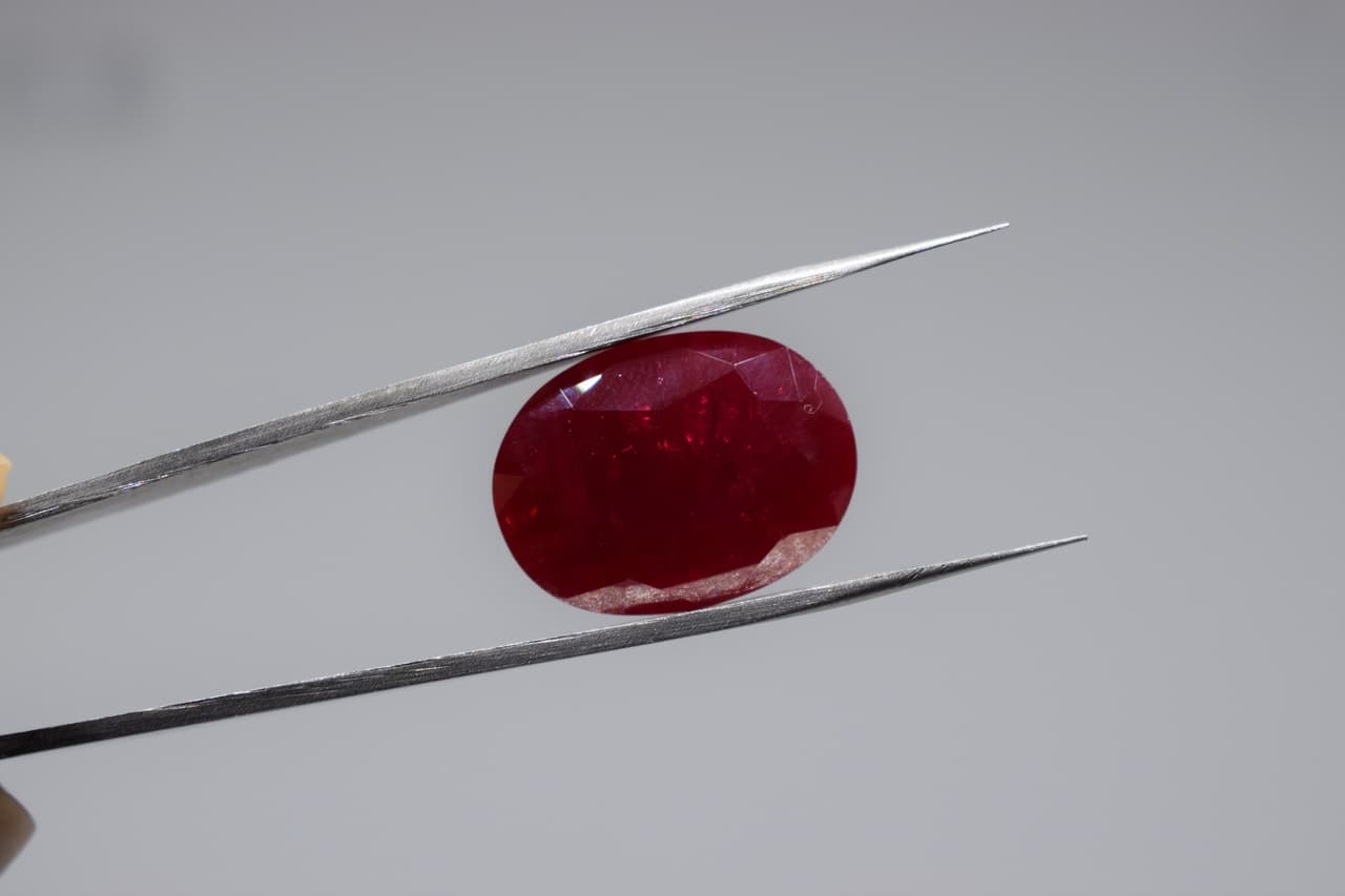 Por si fuera poco, el rubí actúa como protector contra los enemigos, ya que dicen que oscurece su color cuando el peligro o la negatividad y malas vibras se acercan a quienes lo portan, incluso si le amenaza alguna enfermedad. No se aconseja que personas muy impulsivas, irritables, viscerales o emocionales la lleven, porque el rubí puede potenciarles esto.