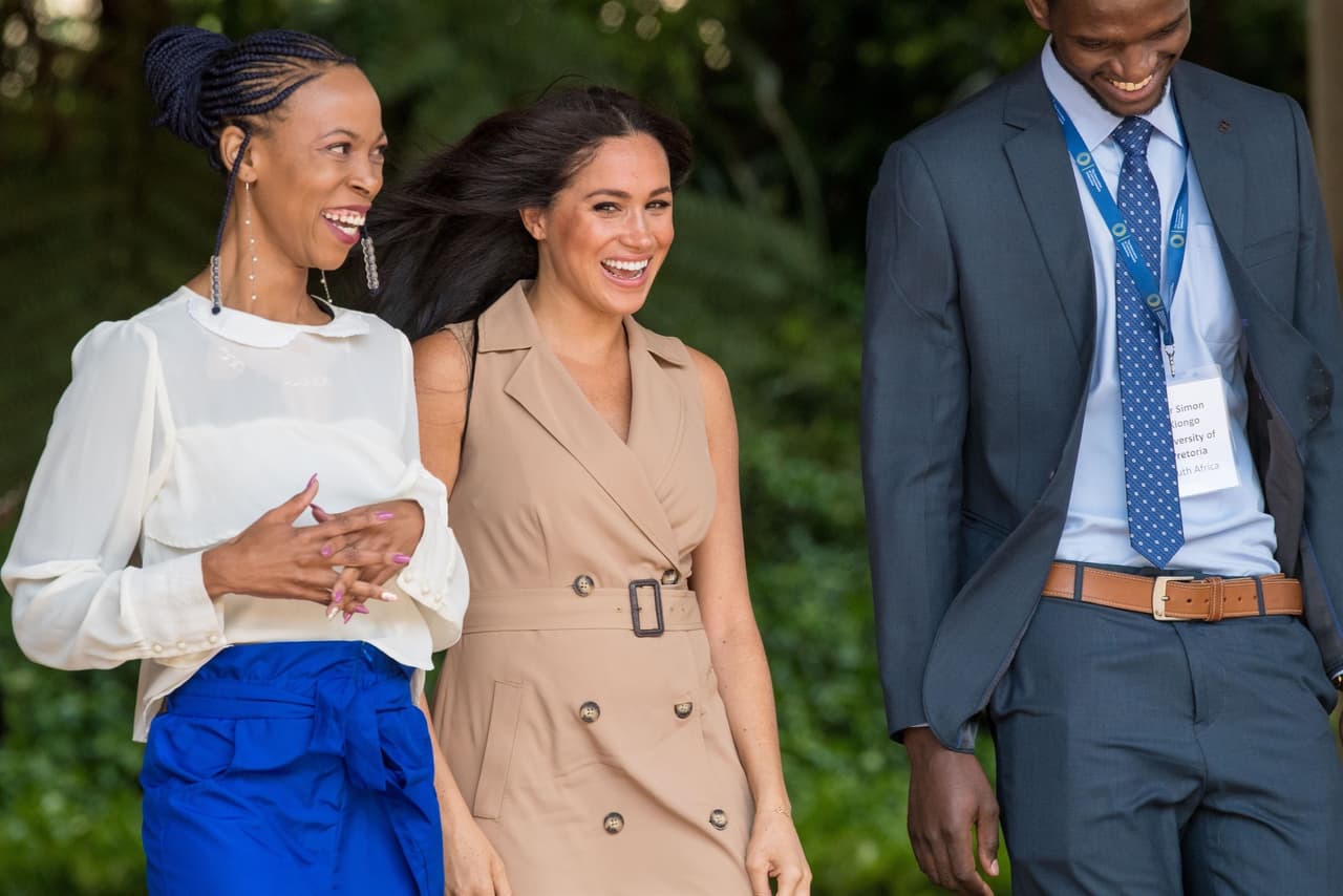 De acuerdo con una reseña que publicó el diario británico 
<b><a href="https://www.dailymail.co.uk/news/article-7523829/Meghan-Markle-arrives-University-Johannesburg.html" target="_blank">Daily Mail</a></b>, en el centro universitario la duquesa de Sussex fue recibida por 
<b><a href="https://www.univision.com/famosos/orgullosa-de-ser-madre-esposa-y-mujer-de-color-meghan-markle-inicia-gira-por-africa-en-compania-de-harry-y-archie-video" target="_blank">emocionados fans</a> </b>que la acogieron con gritos y aplausos.