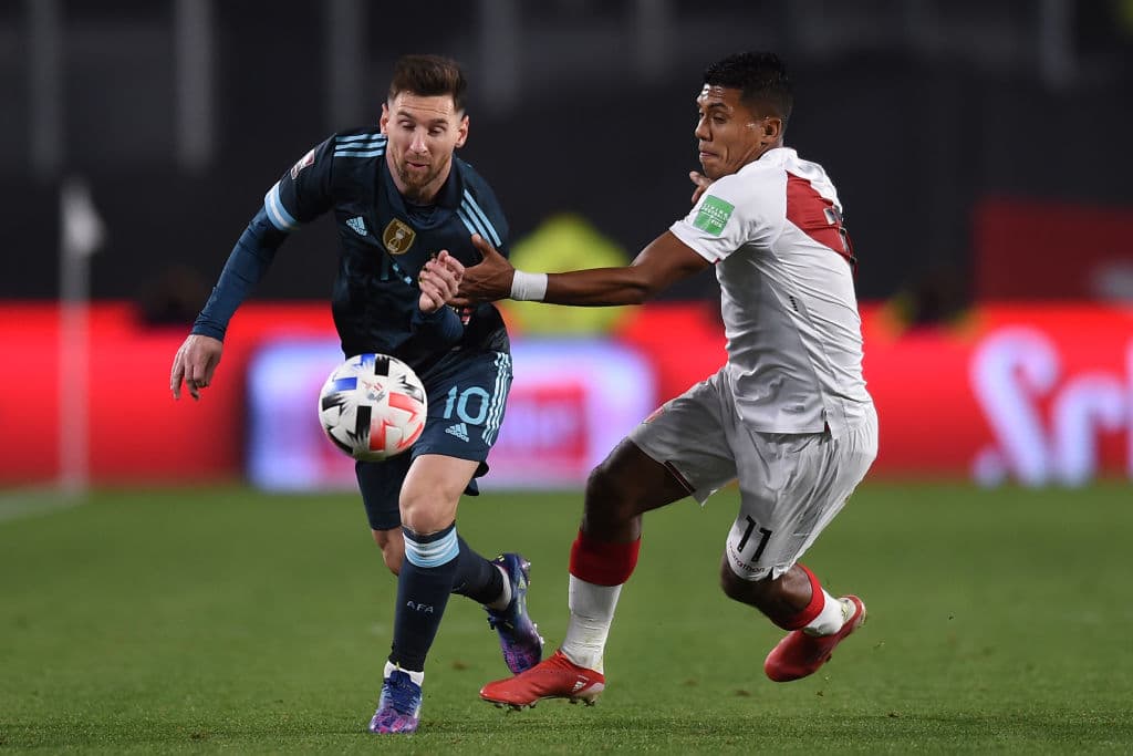 Lautaro Martínez saca un cabezazo al final del primer tiempo y le da la victoria 1-0 a Argentina sobre Perú.