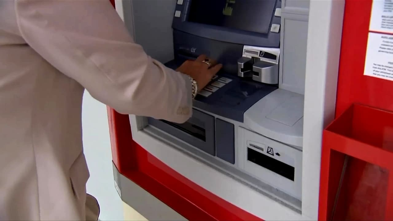 Gobierno Trump intensifica presiones para restringir el acceso de indocumentados a préstamos o servicios bancarios
