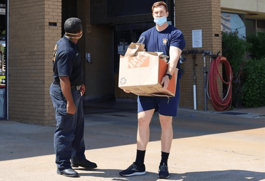 Así agradece un grupo de hispanos al personal médico de un hospital en Dallas, durante la crisis del coronavirus.
<br>