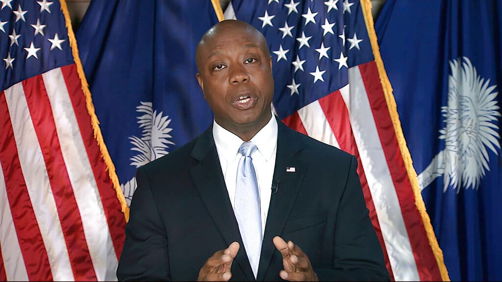 En esta imagen del video de la Televisión del Senado, el senador Tim Scott, republicano por Carolina del Sur, ofrece la respuesta republicana al discurso del presidente Joe Biden.
