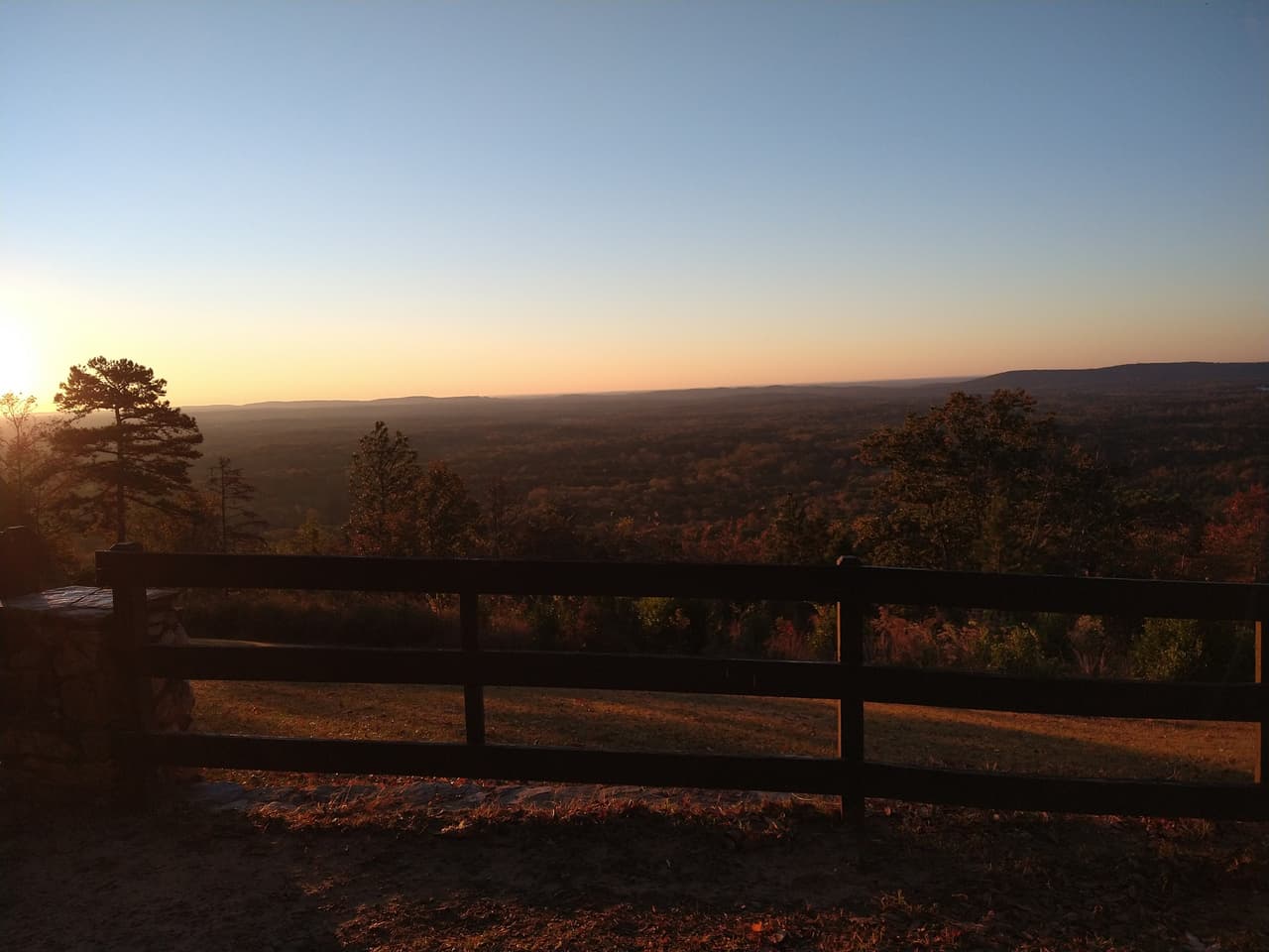 Las cabañas se encuentran en la cima de Pine Mountain, en el oeste de Georgia, aproximadamente a una hora al norte de Columbus, y ofrecen vistas de montañas onduladas. El parque también cuenta con cabañas de dos habitaciones disponibles.