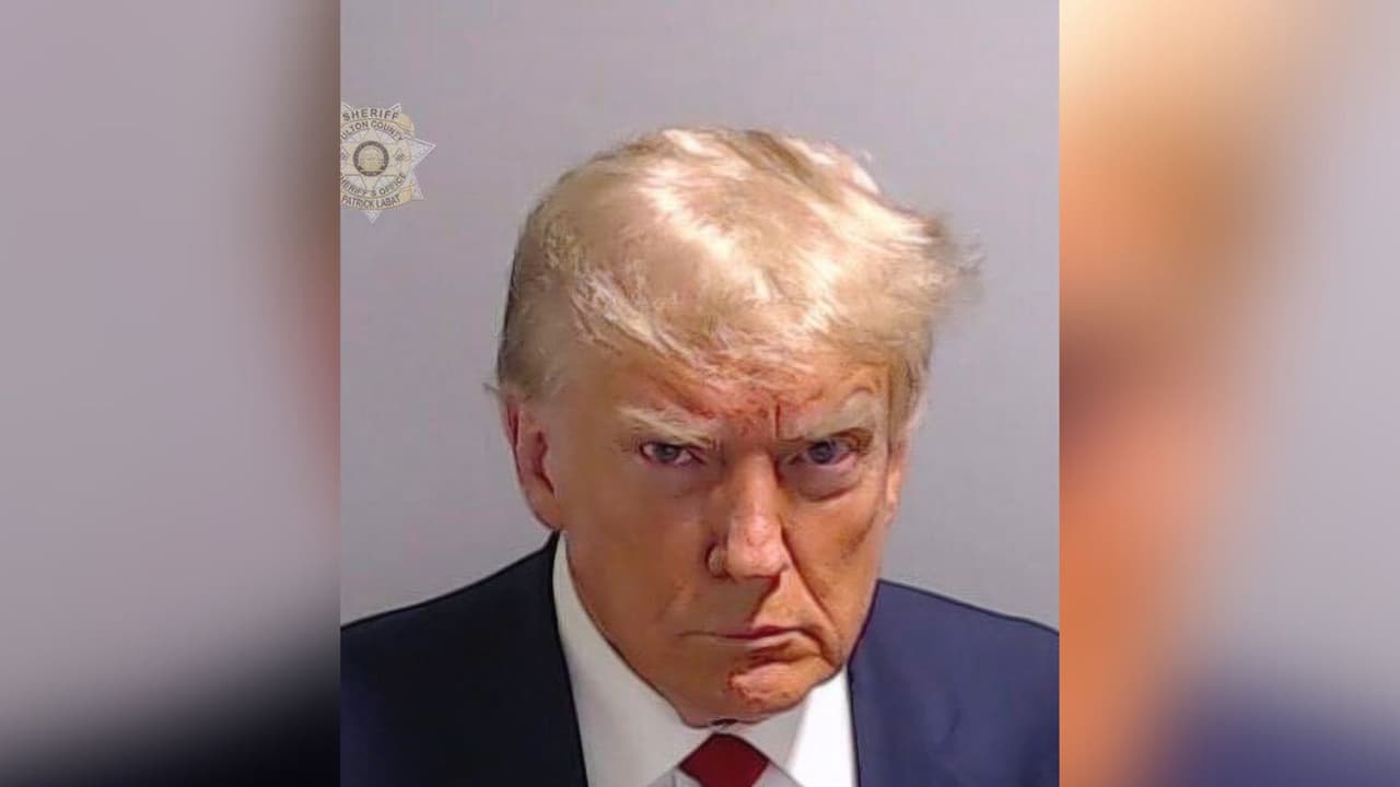 El expresidente de Estados Unidos, el republicano Donald Trump, posó así el pasado jueves, 24 de agosto, al ser fichado en Fulton, Georgia. Allí enfrenta 13 cargos criminales por supuestamente intentar revertir el resultado de las elecciones de 2020, en ese estado.
