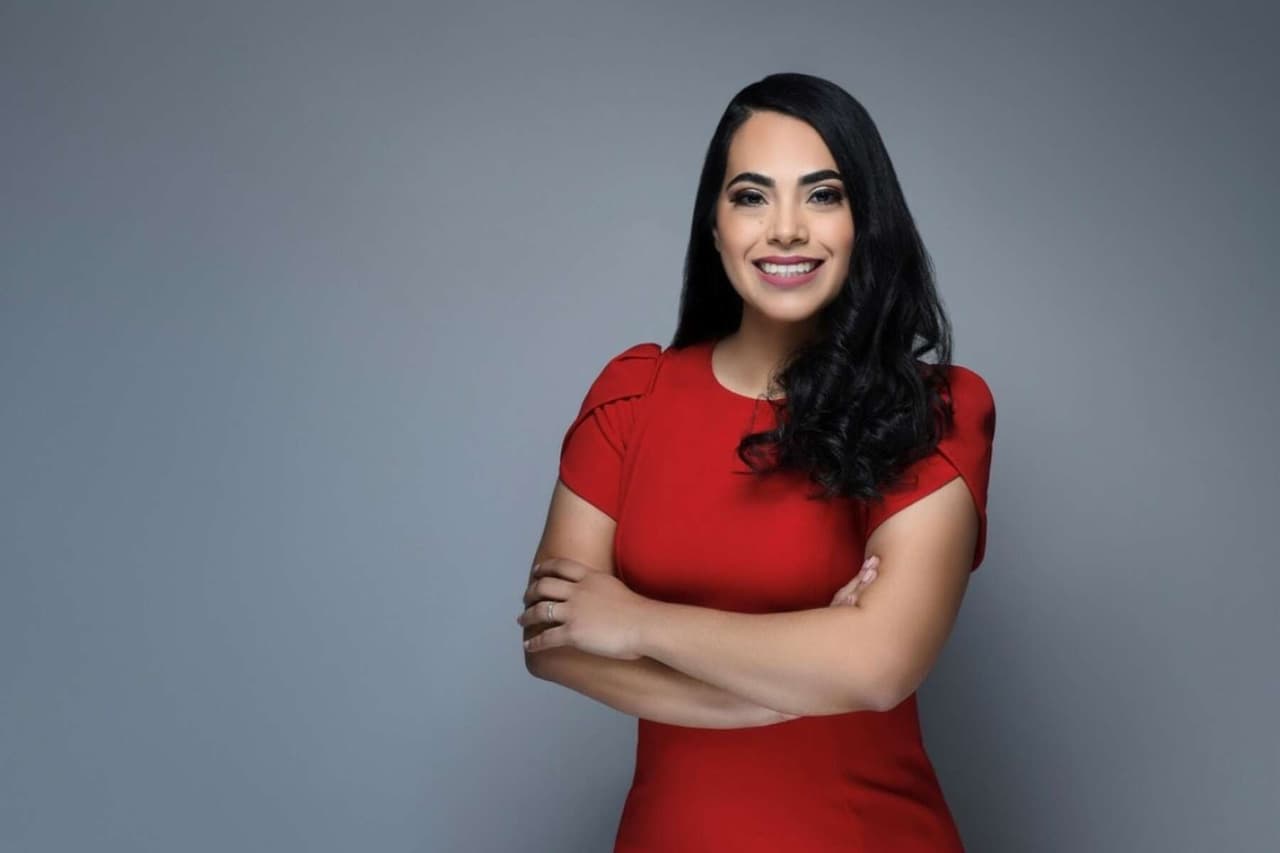 Mayra Flores hace historia al ser la primera hispana en representar a Texas en el Congreso.
