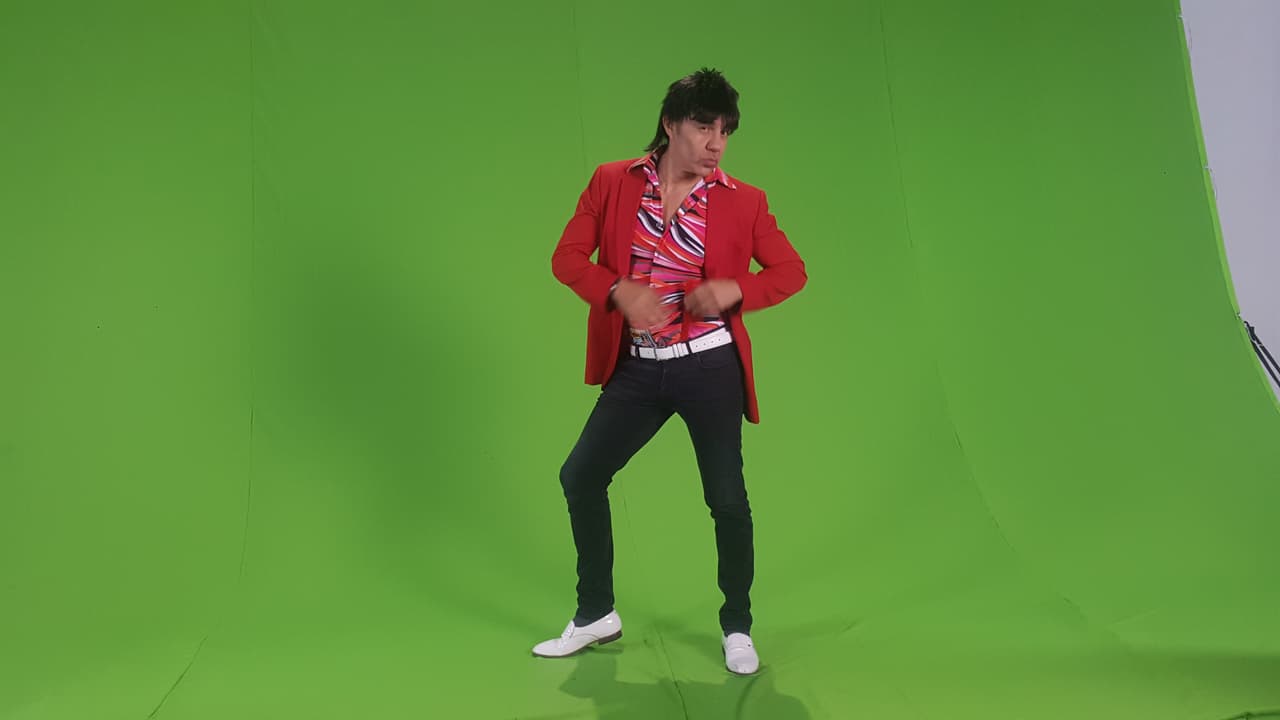 Con su pose seductora demostró ser todo un galán.