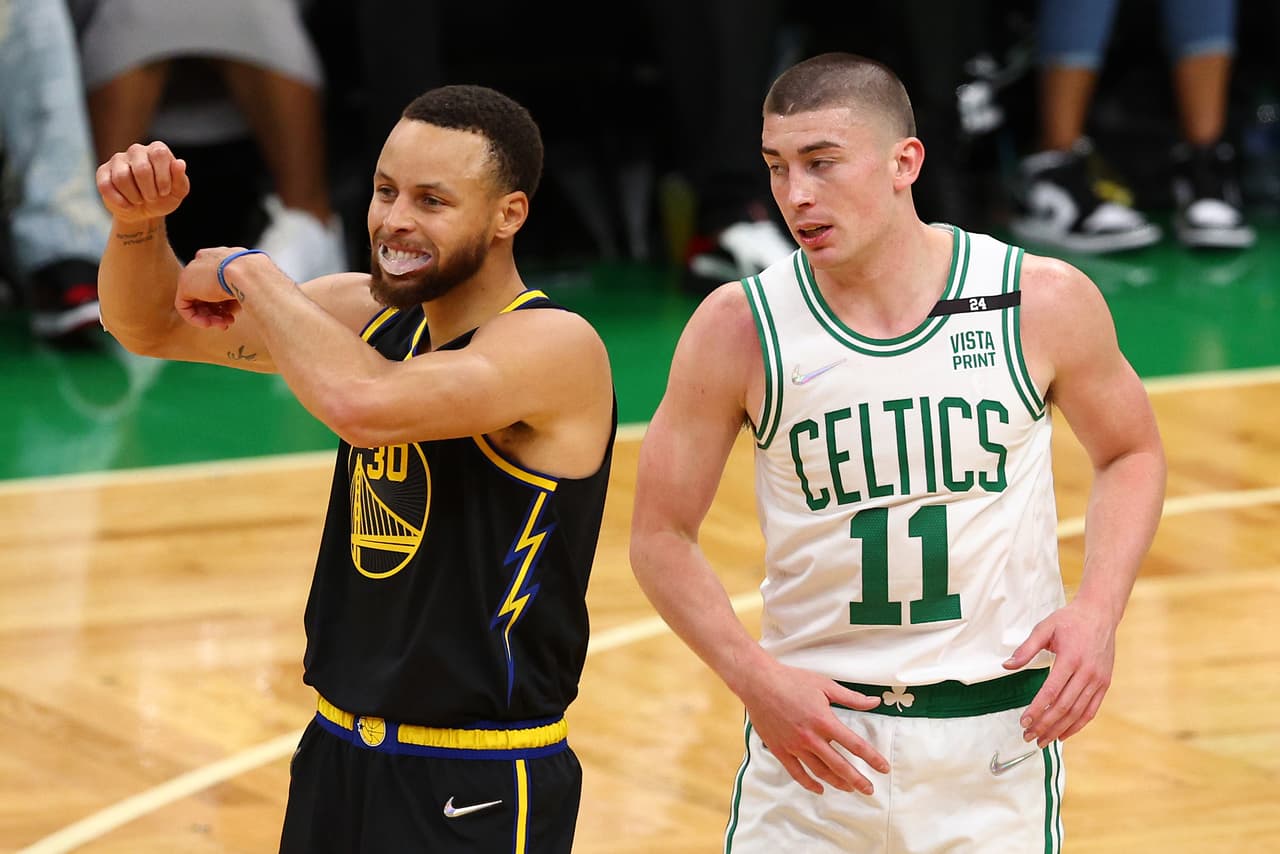 Con 43 puntos de un titánico Stephen Curry, los Golden State Warriors vencieron el viernes 107-97 en la cancha de los Boston Celtics y empataron 2-2 en las Finales de la NBA.