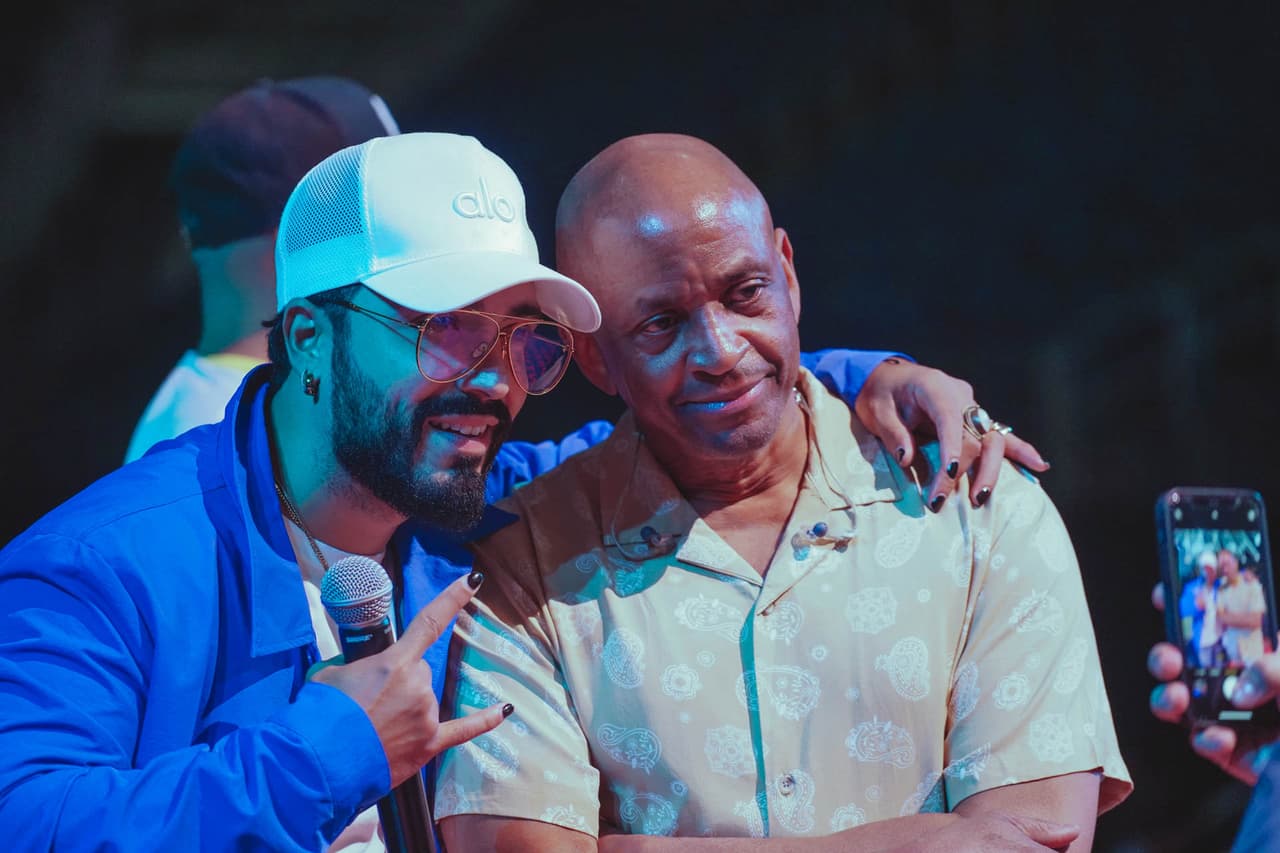 Ese performance es dirigido por Sergio George y aquí vemos a Luis Figueroa posando para la foto con el director musical.