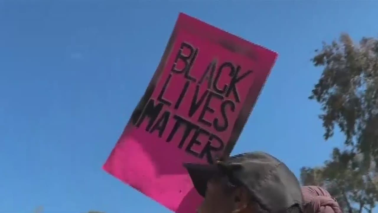 Recientemente se dieron a conocer mensajes de texto en los que agentes de la policía de Antioch hicieron comentarios racistas, sexistas y discriminatorios, por lo que decenas de personas protestaron en el edificio de la corporación.