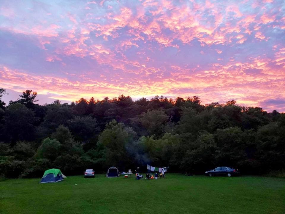 <b>2. Maravíllate con las bellezas naturales estatales</b>. Carolina del Norte tiene mucho para ofrecer para pasar al máximo un fin de semana de aventuras, 
<b><a href="https://www.univision.com/local/north-carolina-wuvc/mejores-lugares-acampar-carolina-del-norte-fotos">desde puntos espectaculares para acampar</a></b>, maravillas naturales que solo verás en el estado y mucho más.