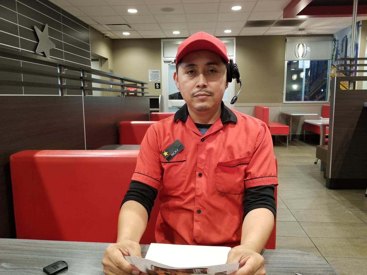 Es cajero de Carl's Jr y en su tiempo libre ayuda a identificar a los migrantes olvidados en el desierto
